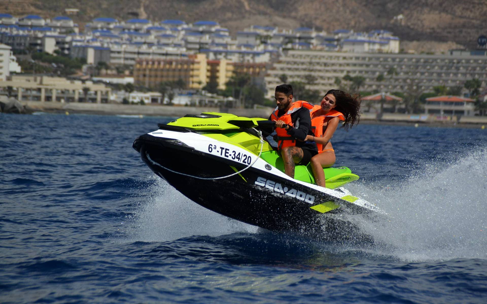 Doma las olas y explora lospaisajes de Tenerife en moto acuática&nbsp;
