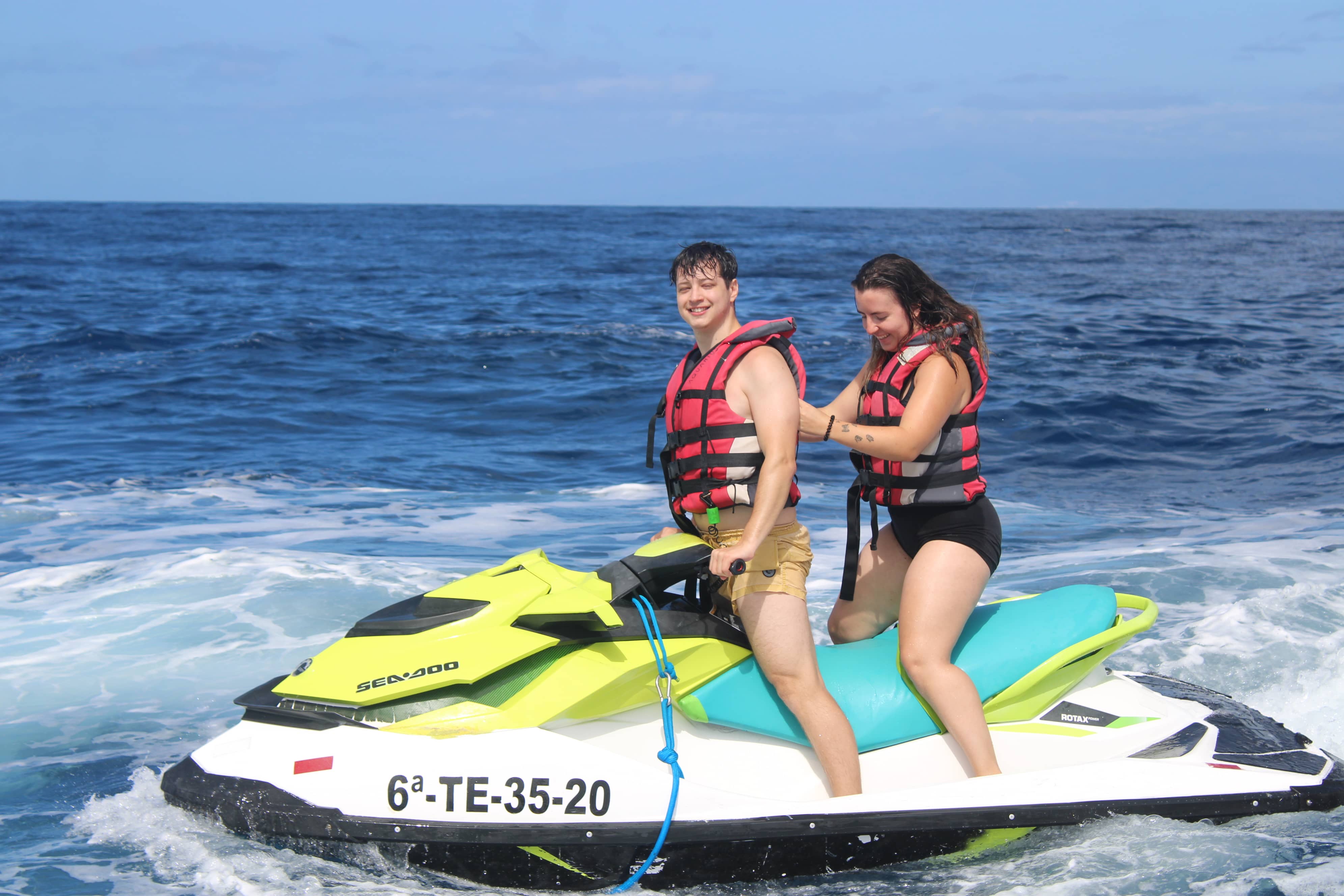 Domptez les vagues et explorez lesmagnifiques paysages de Gran Canaria en jet-ski 