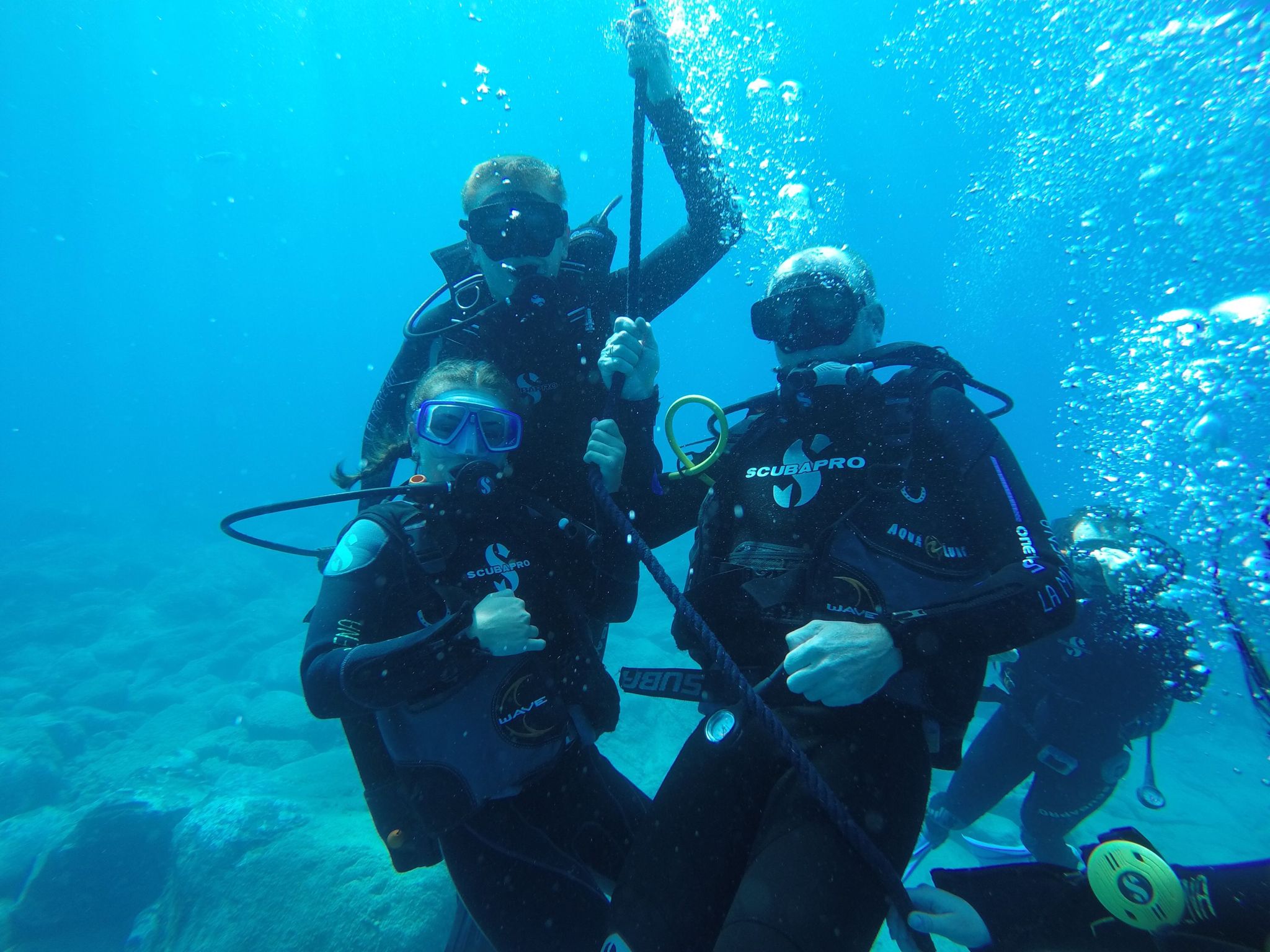 Plongez dans les eaux cristallines de Lanzarote et initiez-vous à la plongée sous-marine ou redécouvrez cette passion pendant vos vacances. 